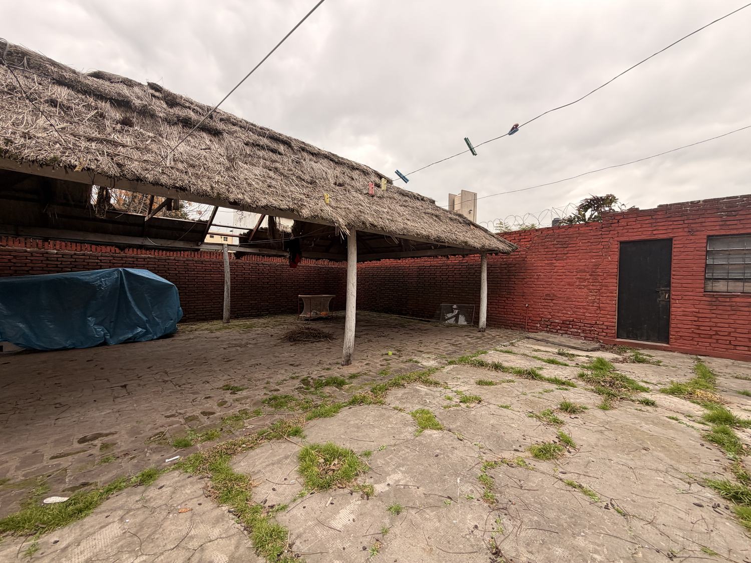 Galería techada sobre el lote — lote Maestro Ángel D'Elia 2583