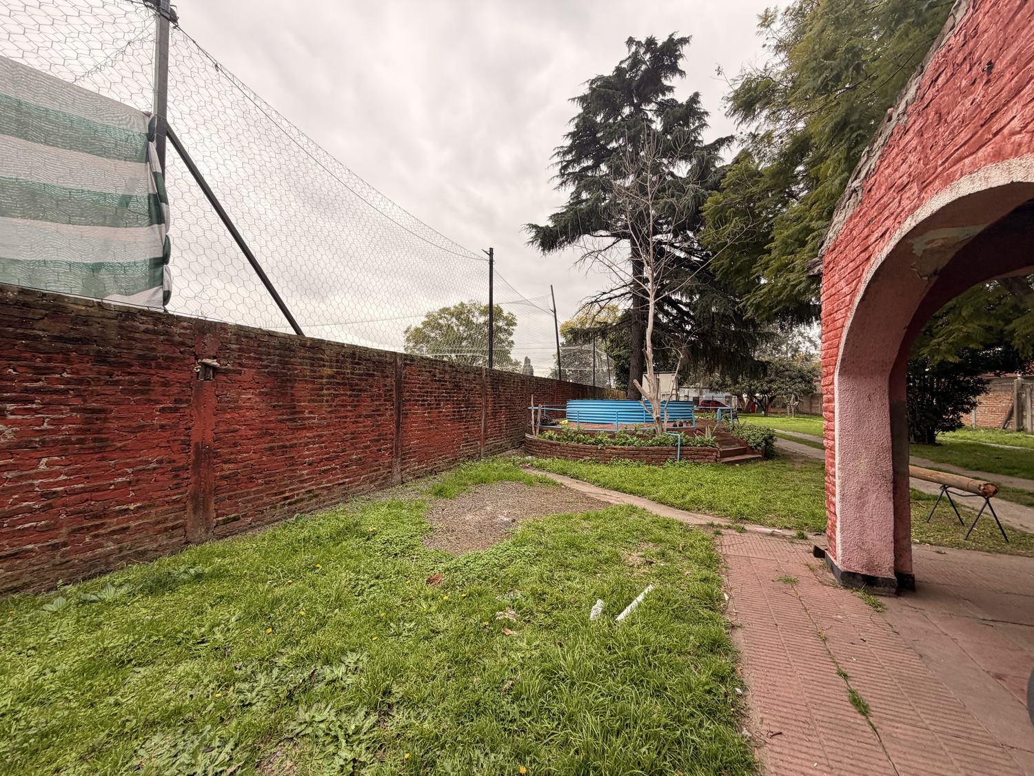 Corredor perimetral con parral — lote Maestro Ángel D'Elia 2583
