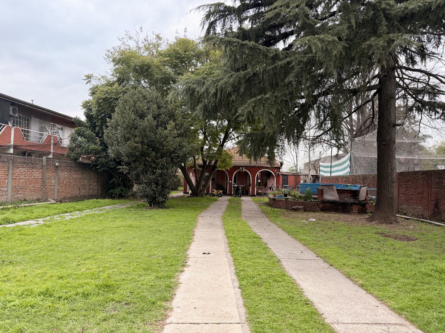 Fondo del lote con construcción existente — lote Maestro Ángel D'Elia 2583
