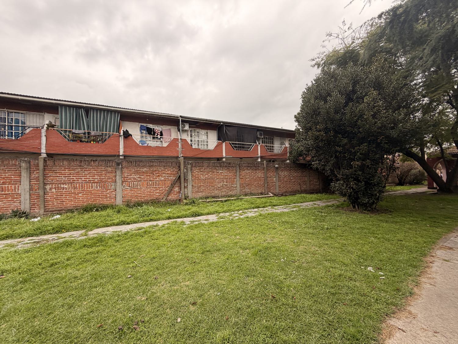 Muro perimetral en toda su extensión — lote Maestro Ángel D'Elia 2583